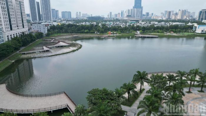 Công viên hồ điều hòa Phùng Khoang, thuộc dự án đầu tư xây dựng Khu đô thị Phùng Khoang - dự án đối ứng thực hiện hợp đồng BT xây dựng tuyến đường Lê Văn Lương, có tổng vốn đầu tư hơn 3.483 tỷ đồng.