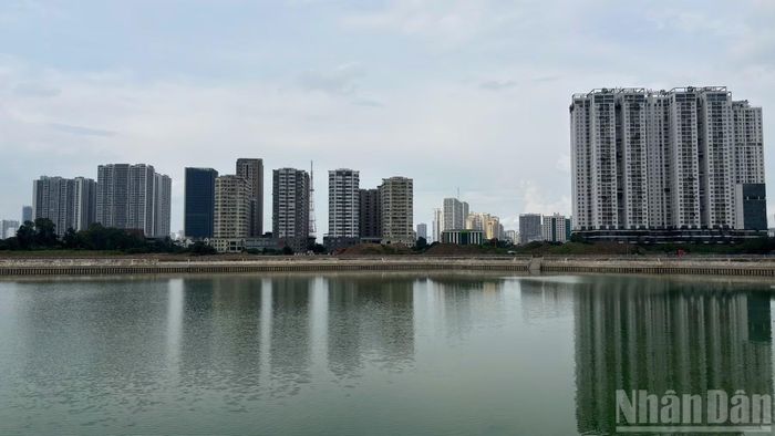 Các tòa nhà cao tầng, cao ốc mọc lên ngày càng nhiều tại khu vực hồ điều hòa, nhất là dọc trục đường Tố Hữu.