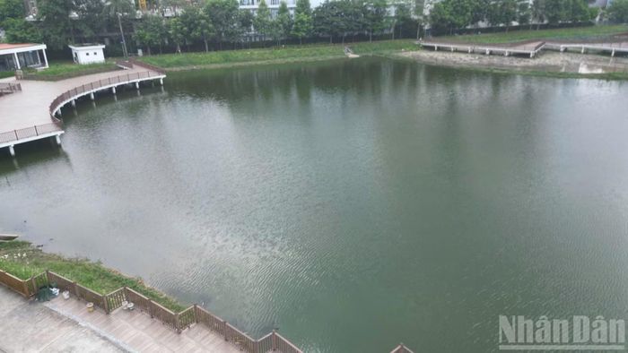 Trên trục Tố Hữu, những mặt nước này đang dần tạo nên các “khoảng thở” giữa những khu đô thị cao tầng, đồng thời bổ sung một lớp hạ tầng xanh - mặt nước cần thiết cho quá trình phát triển đô thị phía tây Hà Nội.