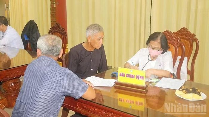 Đoàn y, bác sĩ khám bệnh và phát thuốc miễn phí cho người dân. (Ảnh: PHƯỚC THANH)