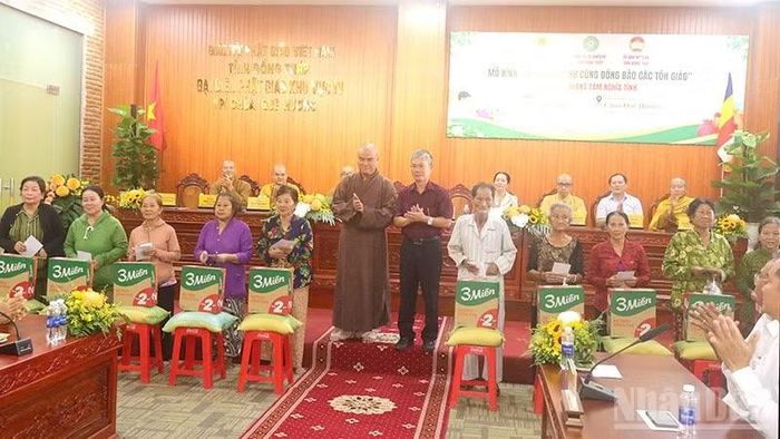 Lãnh đạo Ủy ban Mặt trận Tổ quốc Việt Nam tỉnh Đồng Tháp và Ban Trị sự Giáo hội Phật giáo Việt Nam tỉnh Đồng Tháp trao quà tặng người dân có hoàn cảnh khó khăn. (Ảnh: PHƯỚC THANH)