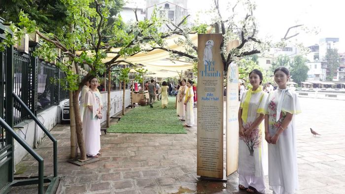 Sự kiện "Nét Kinh kỳ" trong khuôn khổ Festival đưa công chúng trở về Hà Nội xưa qua ký ức 36 phố phường, tạo nên hành trình trải nghiệm di sản đầy sắc màu.