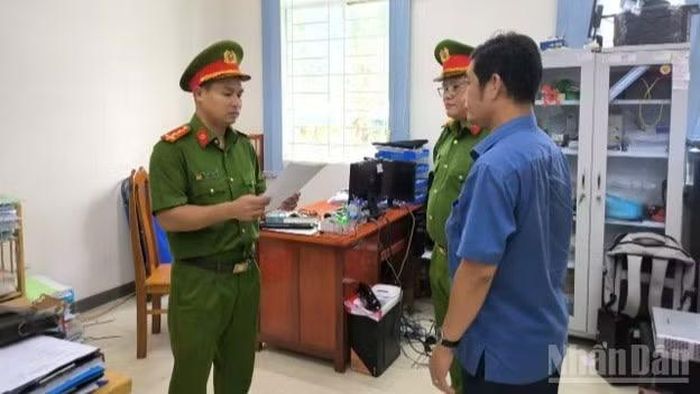 Công an đọc lệnh khởi tố bị can Nguyễn Kỳ Trí. (Ảnh: Hoàng Đô)