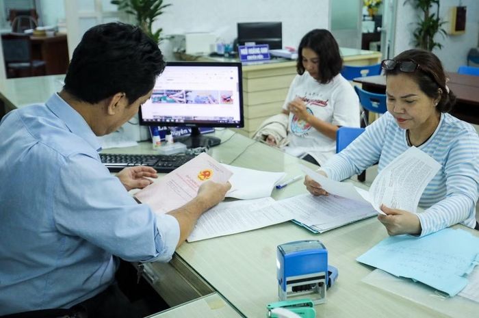 Công chứng viên thẩm tra tính hợp pháp của giao dịch và năng lực hành vi của các bên, ngăn ngừa rủi ro tranh chấp ngay từ khâu xác lập hợp đồng.