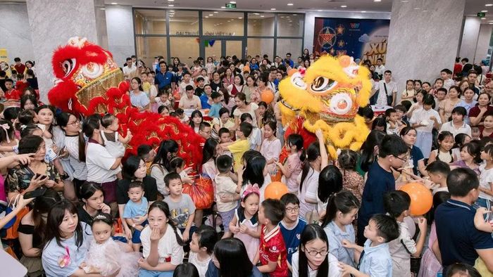 Các em nhỏ hào hứng tham gia các hoạt động trải nghiệm tại ngày hội. (Ảnh: Ban tổ chức)