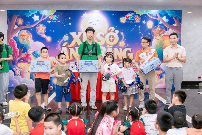 Các bạn nhỏ nhận những phần quà hấp dẫn trong "Ngày hội đón trăng”. (Ảnh: Ban tổ chức)