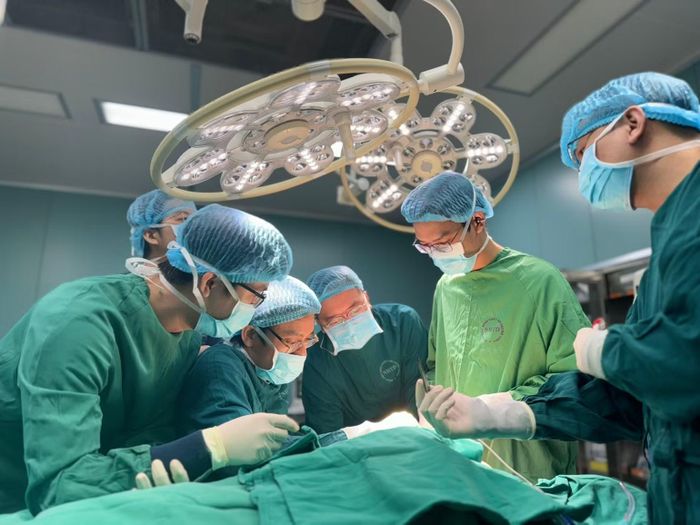 Các bác sĩ tiến hành phẫu thuật cho người bệnh.