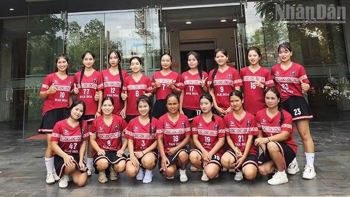 Các nữ cầu thủ Đăk Đoa. (Ảnh: PHÚC THẮNG)
