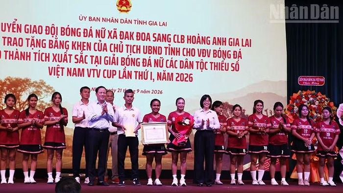 Trao Bằng khen của Chủ tịch Ủy ban nhân dân tỉnh Gia Lai cho tập thể Đội bóng đá nữ Đak Đoa (Á quân VTV Cup 2026). (Ảnh: PHÚC THẮNG)