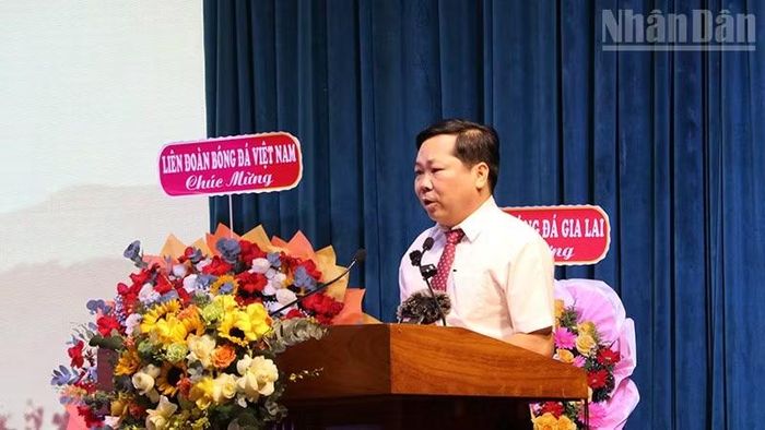 Chủ tịch Ủy ban nhân dân xã Đak Đoa Huỳnh Siểm phát biểu tại buổi lễ. (Ảnh: PHÚC THẮNG)