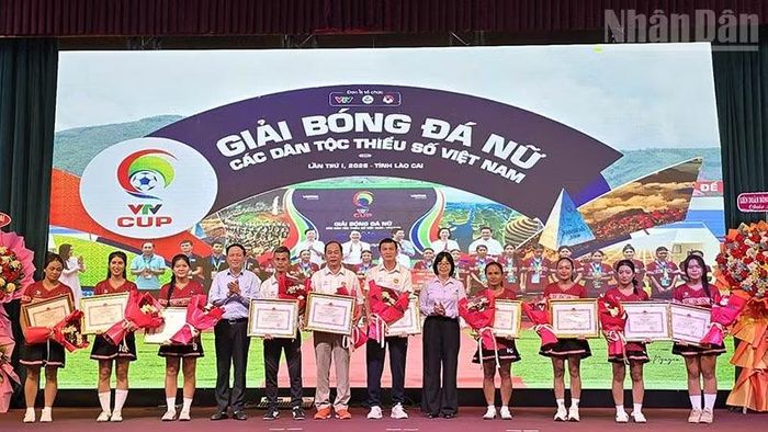  Trao Bằng khen của Chủ tịch Ủy ban nhân dân tỉnh Gia Lai cho các cá nhân Đội bóng đá nữ Đak Đoa. (Ảnh: PHÚC THẮNG) 