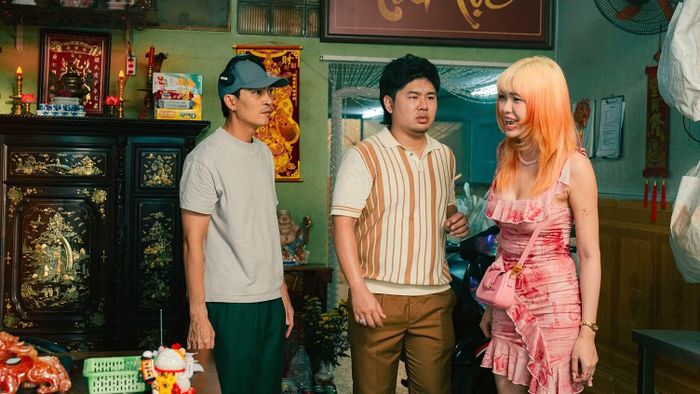 Khương Ngọc (ngoài cùng bên trái) chỉ đạo diễn xuất trong phim "Lên hương".