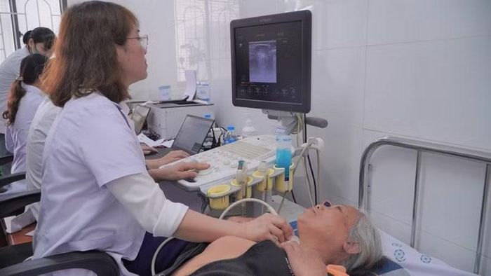 Người dân trên địa bàn xã Bình Minh, Hà Nội, được khám, chữa bệnh chuyên sâu ngay tại trạm y tế xã. (Ảnh: nhandan.vn)