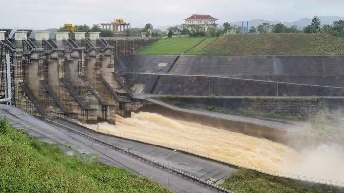 Các hồ chứa thủy lợi, thủy điện trên địa bàn được yêu cầu kiểm tra an toàn công trình, rà soát phương án ứng phó, điều tiết tăng lưu lượng xả nhằm chủ động ứng phó, bảo đảm an toàn công trình và vùng hạ du. (Ảnh: Hà Nguyên)