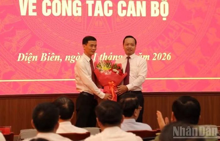 Đồng chí Trần Tiến Dũng, Bí thư Tỉnh ủy Điện Biên tặng hoa chúc mừng đồng chí Nguyễn Văn Thắng. (Ảnh: LÊ LAN)