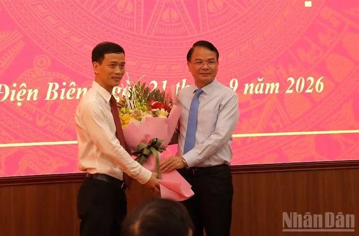 Bộ trưởng, Chủ nhiệm Văn phòng Chính phủ Đặng Xuân Phong tặng hoa chúc mừng đồng chí Nguyễn Văn Thắng. Ảnh: (LÊ LAN)