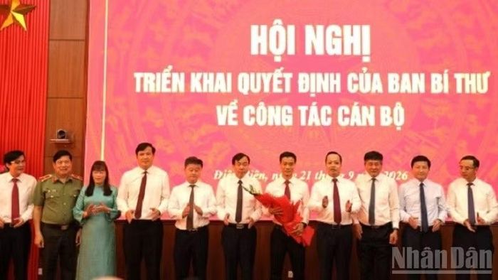 Các đồng chí lãnh đạo Tỉnh ủy, Hội đồng nhân dân, Ủy ban nhân dân, Ủy ban Mặt trận Tổ quốc Việt Nam tỉnh tặng hoa chúc mừng đồng chí Nguyễn Văn Thắng, tân Phó Bí thư Tỉnh ủy Điện Biên. (Ảnh: LÊ LAN)