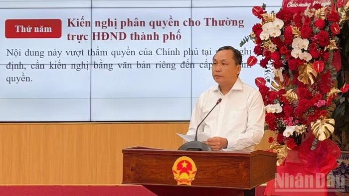 Ông Lê Công Lý, Phó Chủ tịch Thường trực Ủy ban nhân dân thành phố Cần Thơ phát biểu tại hội nghị. (Ảnh: VĂN ÚT)