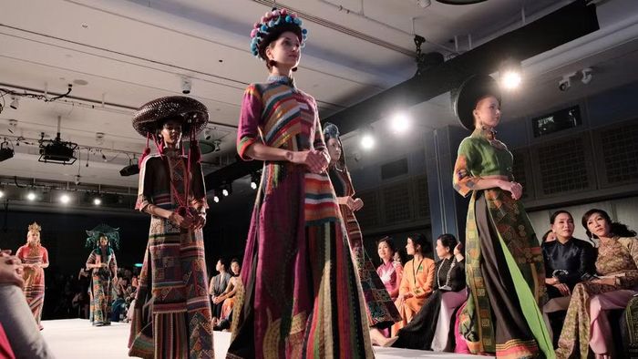 Áo dài Fashion Week London 2026 thu hút sự quan tâm của cộng đồng thiết kế thời trang quốc tế. (Ảnh: Ban Tổ chức)