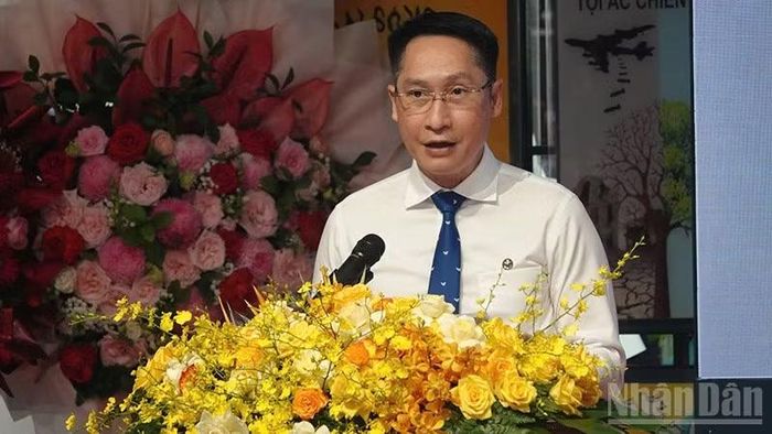 Ông Lâm Ngô Hoàng Anh, Phó Giám đốc phụ trách, quản lý và điều hành Bảo tàng Chứng tích Chiến tranh phát biểu khai mạc Lễ ra mắt không gian trưng bày. (Ảnh: LINH BẢO)