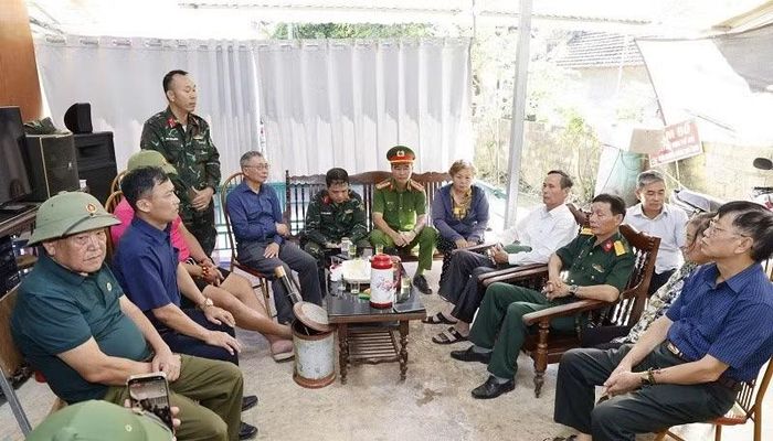 Đại diện nhân dân tổ dân phố Him Lam, phường Điện Biên Phủ và lực lượng quy tập hài cốt liệt sĩ Bộ Chỉ huy Quân sự tỉnh Điện Biên thống nhất nội dung trước khi tiến hành cất bốc mộ liệt sĩ trong phần đất của một hộ dân trên địa bàn. (Ảnh: LÊ LAN)