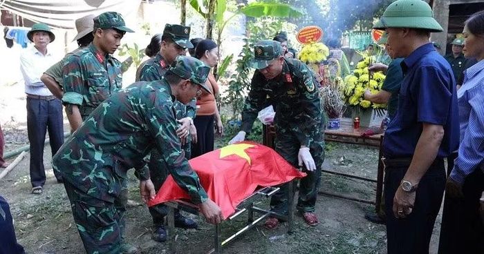 Hài cốt liệt sĩ được cất bốc để đưa về nhà quàn tại Nghĩa trang Liệt sĩ Tông Khao. (Ảnh: LÊ LAN)