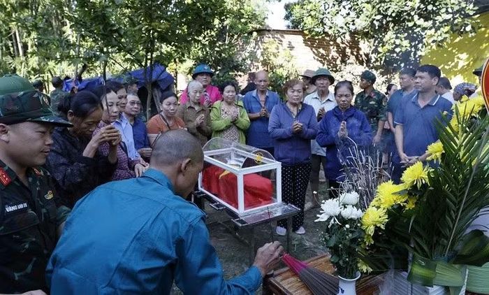 Đông đảo nhân dân trong khu phố 19 Him Lam đến dâng hương viếng hương hồn liệt sĩ. (Ảnh: LÊ LAN)