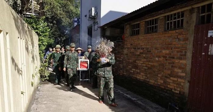 Cán bộ chiến sĩ và nhân dân khu phố Him Lam đưa hài cốt liệt sĩ về nhà quàn tại Nghĩa trang Liệt sĩ Tông Khao. (Ảnh: LÊ LAN)