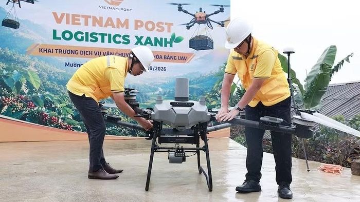 Nhân viên điều khiển UAV kiểm tra thiết bị để chuẩn bị vận hành. (Ảnh: Vietnam Post)
