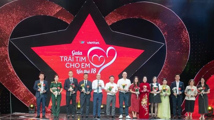 Ủy viên Trung ương Đảng, Phó Chủ tịch Quốc hội Nguyễn Thị Thanh (thứ 6 từ phải sang) tặng hoa cảm ơn đại diện một số doanh nghiệp, tổ chức, cá nhân trong và ngoài nước đã có đóng góp tích cực cho thành công của "Trái tim cho em" thời gian qua. (Ảnh: Viettel cung cấp)