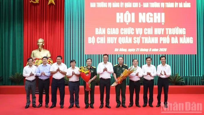 Đà Nẵng tổ chức Lễ bàn giao chức vụ Chỉ huy trưởng Bộ Chỉ huy quân sự thành phố. (Ảnh: ANH ĐÀO)