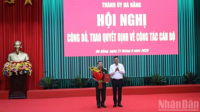 Đồng chí Lê Ngọc Quang trao quyết định bàn giao chức trách, nhiệm vụ Chỉ huy trưởng Bộ Chỉ huy quân sự thành phố cho đồng chí Đại tá Nguyễn Thế Vinh. (Ảnh: ANH ĐÀO)