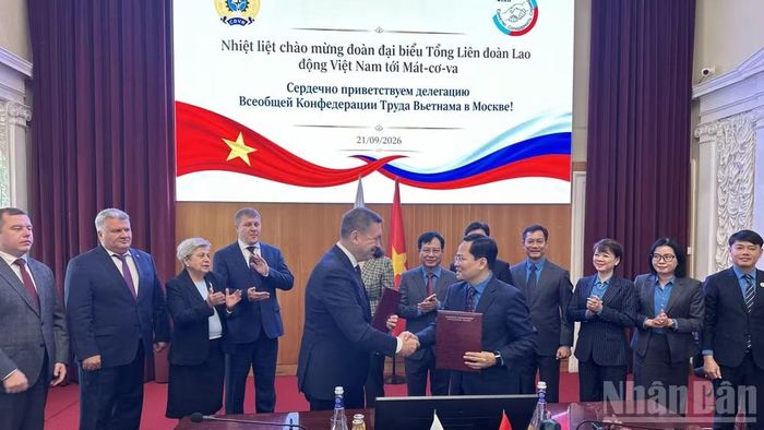 Lễ ký Bản ghi nhớ hợp tác giữa Tổng Liên đoàn Lao động Việt Nam và Liên hiệp Công đoàn Độc lập Nga. (Ảnh: THÙY VÂN)