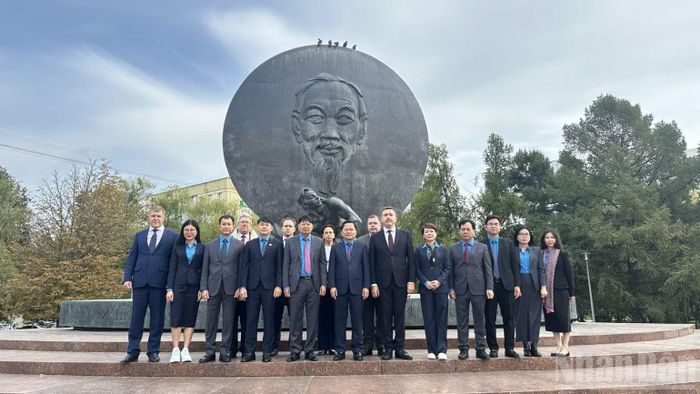 Đoàn công tác Tổng Liên đoàn Lao động Việt Nam và đại diện Liên hiệp Công đoàn Độc lập Nga dâng hoa tại Tượng đài Chủ tịch Hồ Chí Minh tại Moskva. (Ảnh: THÙY VÂN)