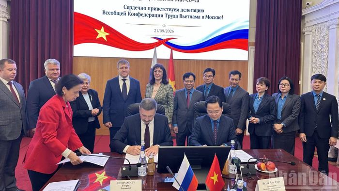 Chủ tịch Liên hiệp Công đoàn Độc lập Nga Sergey Chernogaev và Chủ tịch Tổng Liên đoàn Lao động Việt Nam Nguyễn Anh Tuấn ký Bản ghi nhớ hợp tác. (Ảnh: THÙY VÂN)