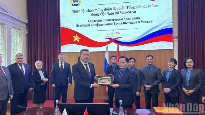 Chủ tịch Tổng Liên đoàn Lao động Việt Nam Nguyễn Anh Tuấn trao quà lưu niệm tặng Liên hiệp Công đoàn Độc lập Nga. (Ảnh: THÙY VÂN)