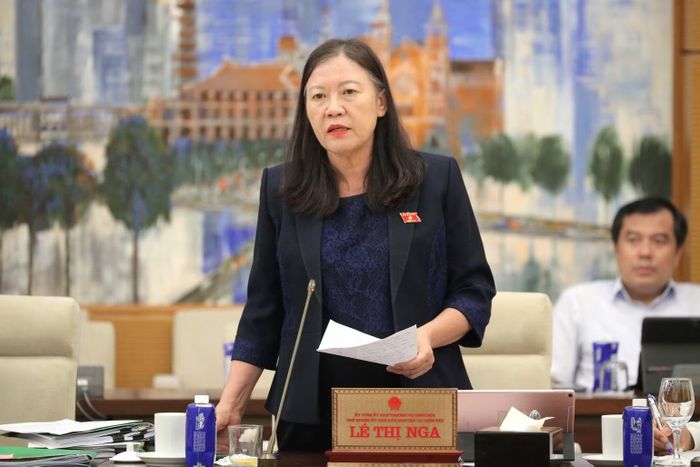 Chủ nhiệm Ủy ban Dân nguyện và Giám sát Lê Thị Nga trình bày báo cáo công tác dân nguyện của Quốc hội tại phiên họp. (Ảnh: DUY LINH)