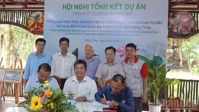 Ký kết biên bản bàn giao trang thiết bị, vật liệu thuộc dự án. (Ảnh: HỮU NGHĨA)
