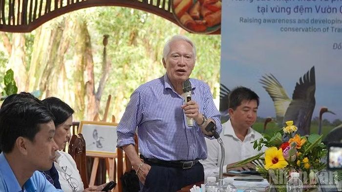 Phó Giáo sư, Tiến sĩ Nguyễn Chu Hồi, Trưởng Ban Chương trình Phát triển Liên hợp quốc, Chương trình tài trợ các dự án nhỏ của Quỹ Môi trường toàn cầu phát biểu. (Ảnh: HỮU NGHĨA)