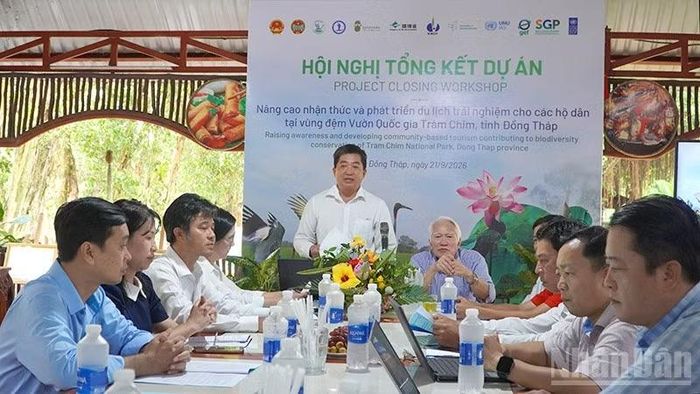 Phó Chủ tịch Hội Nông dân tỉnh Đồng Tháp Phạm Văn Toàn phát biểu tại hội nghị. (Ảnh: HỮU NGHĨA)