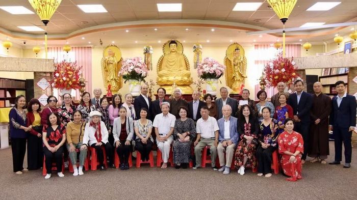 Các đại biểu tham dự buổi gặp mặt chụp ảnh kỷ niệm. (Ảnh: Đại sứ quán Việt Nam tại Hungary cung cấp)