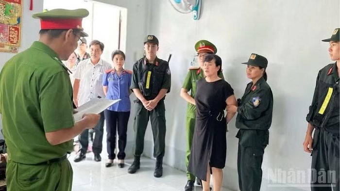 Điều tra viên thi hành lệnh khám xét nơi ở của Nguyễn Thị Châu. (Ảnh: Công an cung cấp)