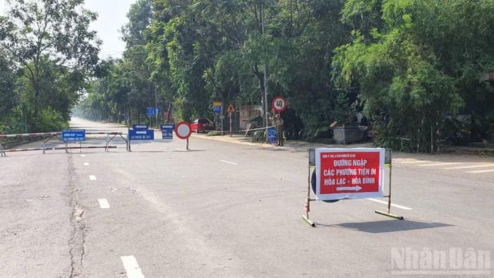 Việc cấm phương tiện qua khu vực ngập nhằm hạn chế nguy cơ mất an toàn khi mực nước sông Tích tiếp tục ở mức cao