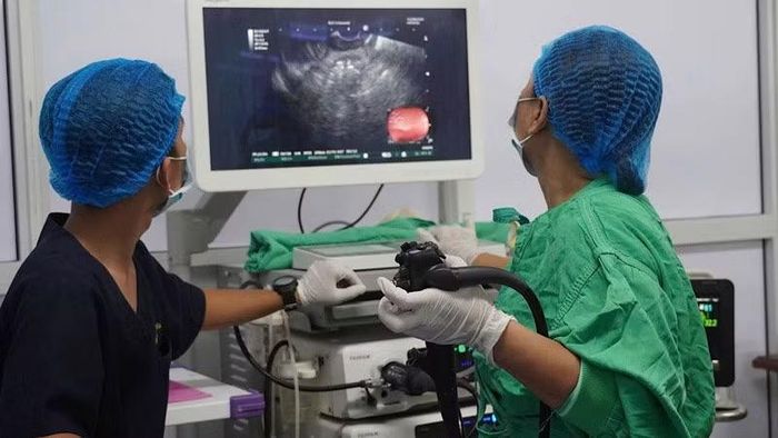 Ê-kíp của Bệnh viện đa khoa Trung ương Cần Thơ nội soi đặt stent LAMS cho bệnh nhân. (Ảnh minh họa: nhandan.vn)