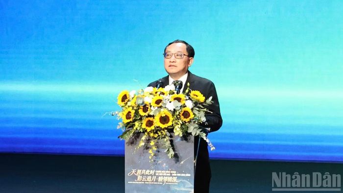 Ông Bành Bân, Phó Trưởng Ban Tuyên truyền Tỉnh ủy, Giám đốc Văn phòng văn minh tỉnh Vân Nam, Trung Quốc phát biểu khai mạc chương trình. (Ảnh: DIỆU NGỌC)