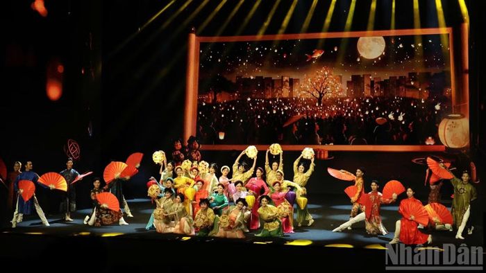 Tiết mục văn nghệ tại Chương trình nghệ thuật Việt-Trung mừng Tết Trung thu 2026 với chủ đề “Chung một vầng trăng-Sắc mây hội ngộ-Thắm tình láng giềng”. (Ảnh: DIỆU NGỌC)