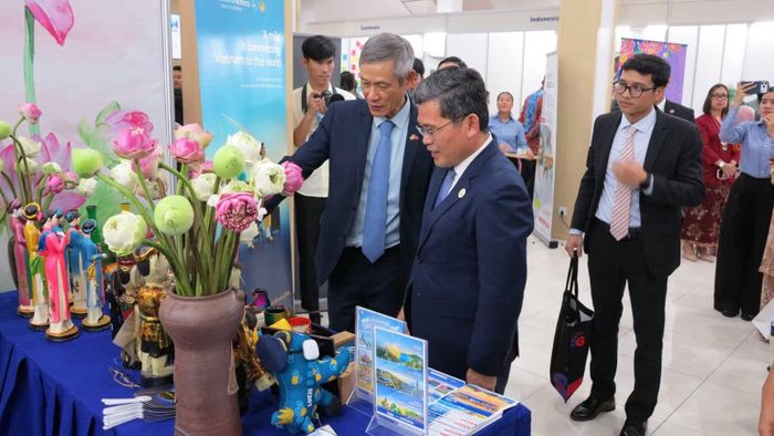 Đại sứ Nguyễn Minh Vũ trực tiếp giới thiệu với Phó Quốc vụ khanh Bộ Ngoại giao và Hợp tác Quốc tế Campuchia Yeap Samnang về gian trưng bày của Đại sứ quán Việt Nam. (Ảnh: CTV)