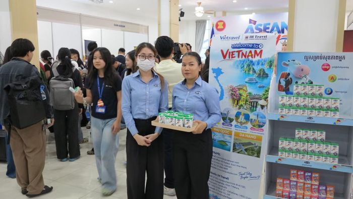 Một số công ty của Việt Nam tại Campuchia cùng tham gia sự kiện. Trong ảnh là gian hàng của Công ty sữa Angkormilk. (Ảnh: CTV)