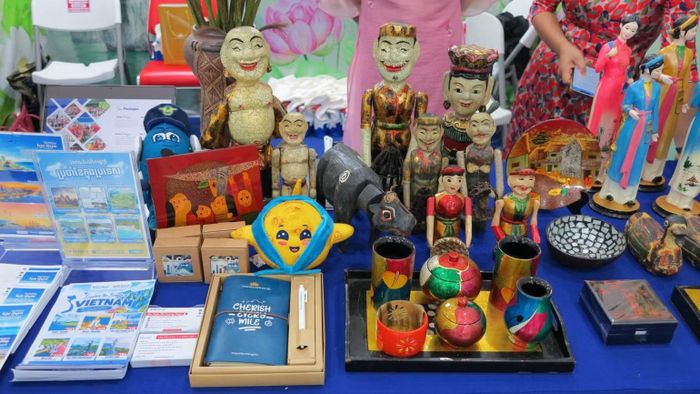 Gian hàng quảng bá của Đại sứ quán Việt Nam trưng bày một số sản phẩm thủ công mỹ nghệ truyền thống cũng như hình ảnh du lịch Việt Nam. (Ảnh: CTV)