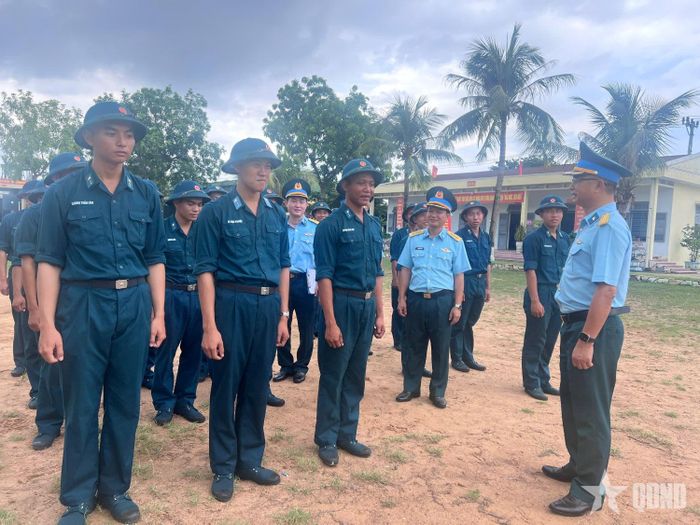 Lãnh đạo Sư đoàn 375 động viên cán bộ, chiến sĩ Trung đoàn 282.